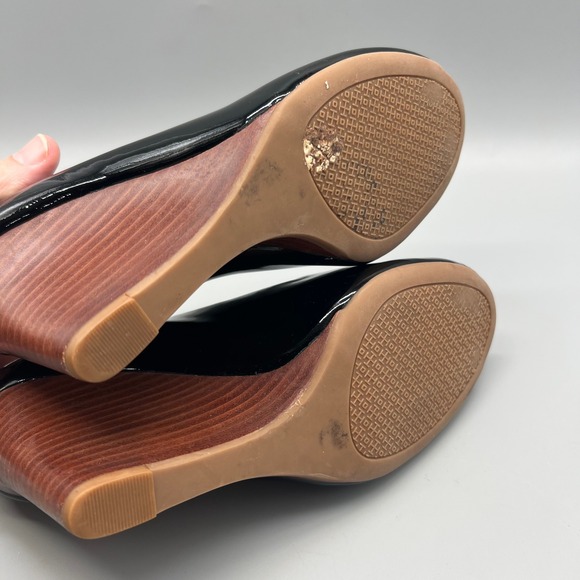 Tory Burch Black Patent Leather Peep Toe Wedge Pumps Logo Medallion 7.5M 5930L - Picture 10 of 10